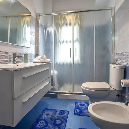 2 Bedroom Stunning In *